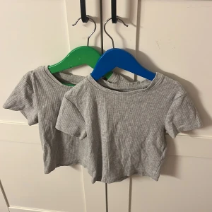 2 cropped toppar storlek xs - 20 kr för 2 toppar från FB sister