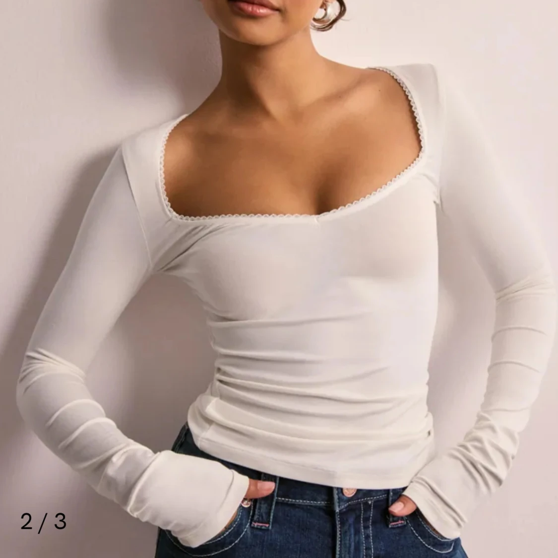 Vit långärmad topp med spetsdetalj