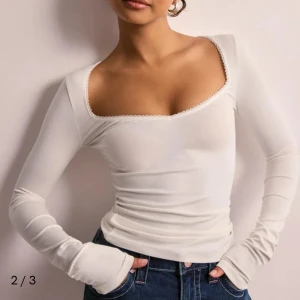 Vit långärmad topp med spetsdetalj - Jag säljer min populära topp från Nelly då den inte kommer till någon användning! Skriv för bilder på!🫶🏻 