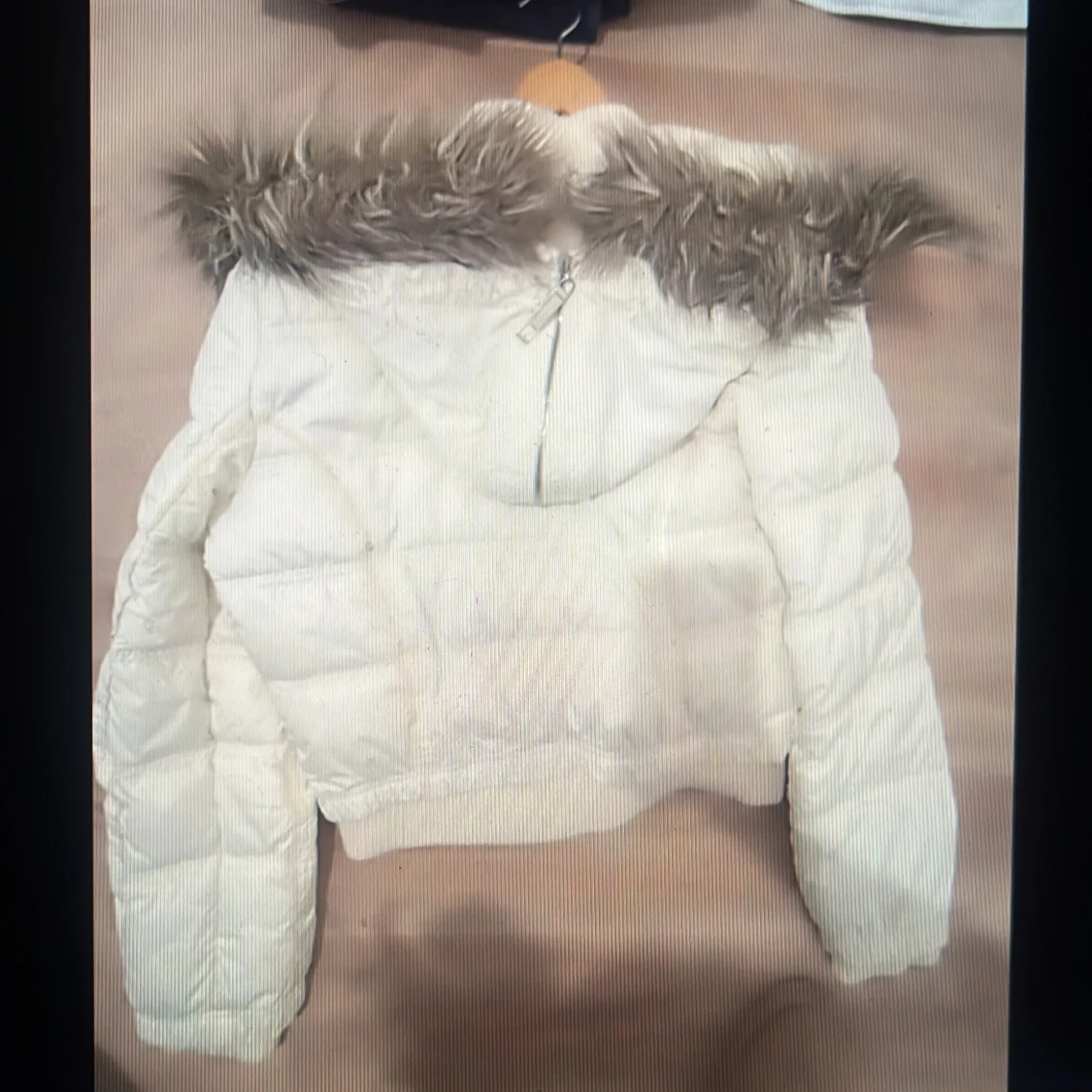 Vit dunjacka med fuskpäls