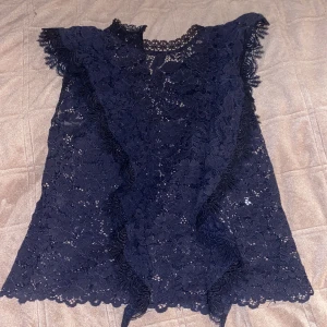 Mörkblå spetsblus från Zara - Säljer en topp från Zara som är i nytt skick.Väldigt fin topp.Storlek S.Vid intresse skriv!