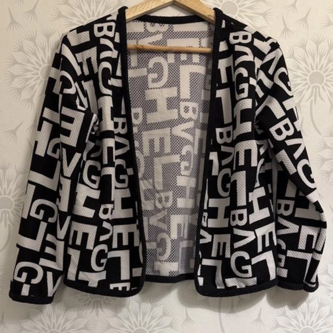 Svart och vit mönstrad jacka