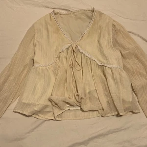 Söt blus - Super gullig gul blus använd några gånger, den har två tyger som teker 