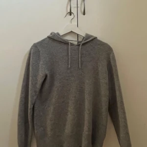 Sayless Kashmir hoodie - Snygg grå kashmir hoodie från Sayless | Skick: 7/10 | Nypris:900kr, mitt pris: 499kr | Storlek: Xxs | Priset kan diskuteras 💸 | Mvh Wille