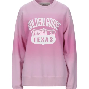 Rosa sweatshirt från Golden Goose - Snygg rosa sweatshirt från Golden Goose med tryck' i vitt på framsidan. Tröjan är i nyskick och har endast använts ett fåtal gånger🤍🤍