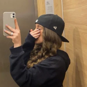 Svart keps från New Era - Snygg svart keps från New Era. Storlek: 58,7 cm. Mycket bra skick, knappt använd