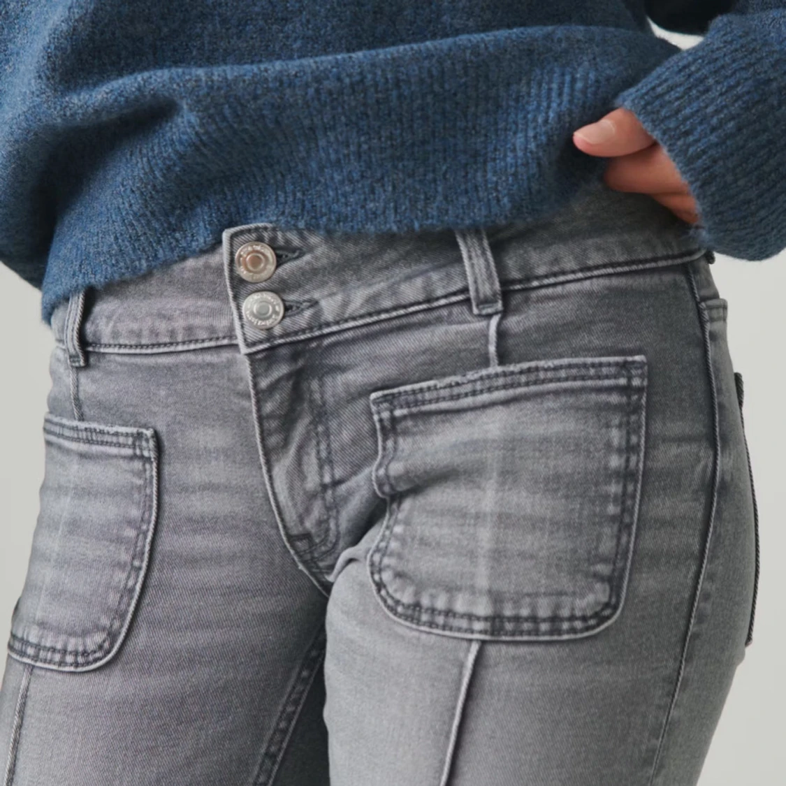 Grå jeans med fickdetaljer - 2