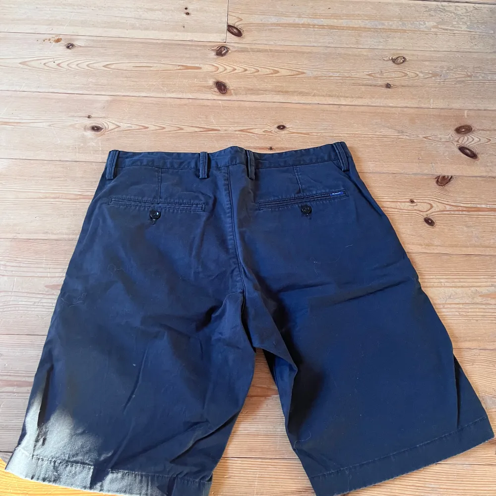 Snygga svarta shorts från GANT i bomull. De har en klassisk design med knappar och bältes hällor ,de är i storlek W32🙌🏼. Shortsit.