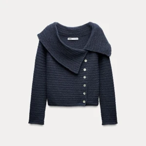 Mörkblå stickad kofta från Zara - Snygg mörkblå stickad kofta från Zara med en unik krage och knappar framtill. I storlek M men sitter som xs/s