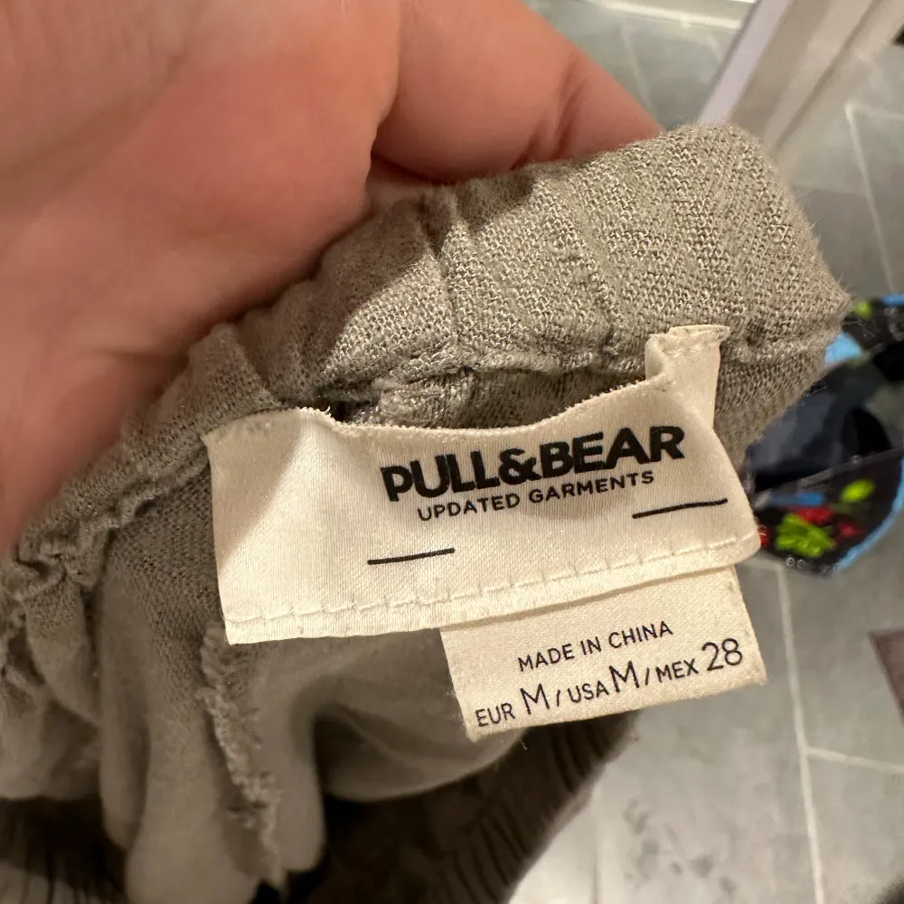 Säljer ett par bekväma beige byxor från Pull&Bear. Byxorna har en loose passform med elastisk midja. Perfekta för en avslappnad stil. Aldrig använda. Farkut & Housut.