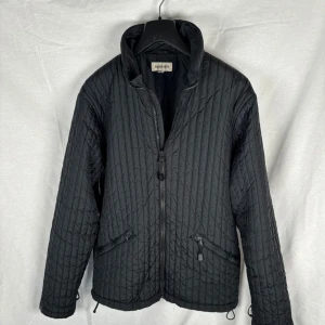 Aspesi quiltad jacka - Aspesi Jacka, Storlek M, Skick 9/10, pris 1399kr. Hör av er vid frågor eller funderingar.