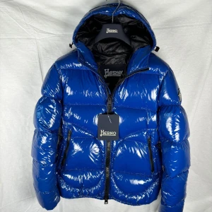 Herno jacka (HELT NY, TAGS) - Herno jacka helt ny med tags, storlek M sitter mindre, skick 10/10, pris 3999kr. Hör av dig vid frågor eller funderingar. 