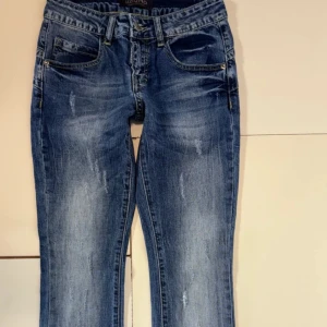 Blå bootcut jeans - Snygga blå bootcut jeans, säljer då jag har för många jeans. Midjemåttet är 35, innerbenslängden 75 och midjehöjd 18cm. Bilderna är lånade 🥰