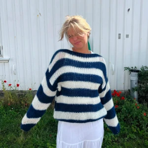 Randig stickad tröja i blått och vitt - Blå och vit randig stickad tröja från DesignBySi. Använt fåtal gånger. Original pris 529kr.