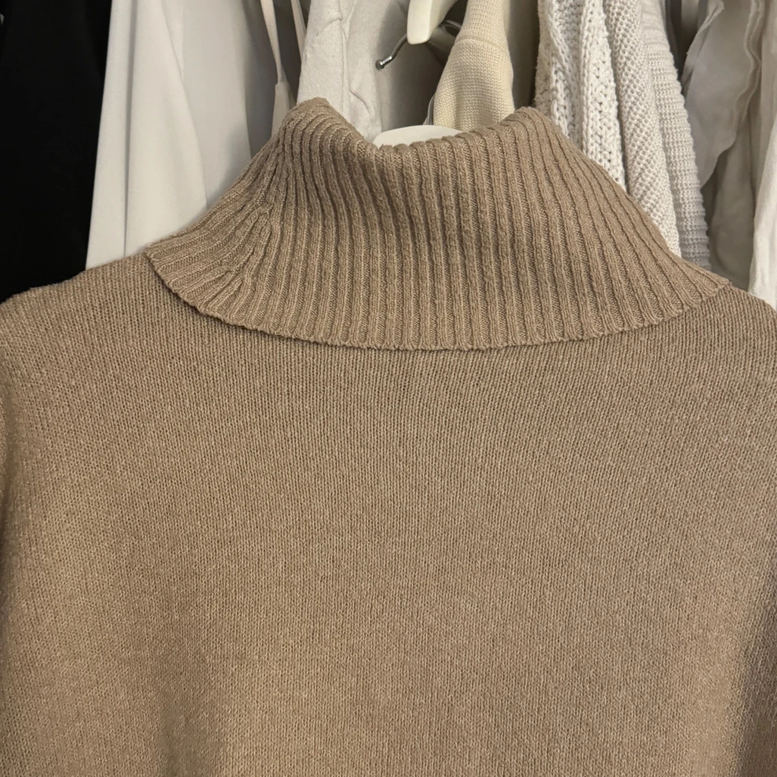 Beige stickad polotröja - 92