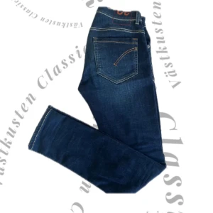 Dondup George - Tjena! Säljer nu dessa sjukt feta dondup jeansen i modellen George. Dem är i ett sjukt bra skick, nästan sprillans nya, 10/10!  Marinblå färg med en tvätt! Hör av dig vid minsta fråga eller fundering. Mvh🙌🫡🤙😀