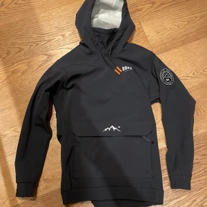 Svart jacka från Dope - Snygg svart vinter jacka från Dope. Ventilations hål vid armhålan. Den har en stor ficka framtill med ett bergsmotiv och ett märke på ärmen. Perfekt för kyliga dagar och skidåkning. Använd 3 veckor i fjällen i princip som ny. Storlek XS. Köparen betalar frakt