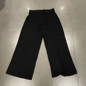 Svarta byxor från Gina Tricot - Mjuka svarta byxor från Gina Tricot i storlek S. De har en loose passform och är högmidjade. Skriv privat för fler bilder eller frågor :) 