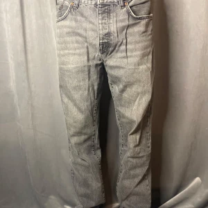 Grå jeans från Zara - Snygga grå jeans från Zara med en klassisk femficksdesign. De har en rak passform. Tillverkade i ett slitstarkt material.