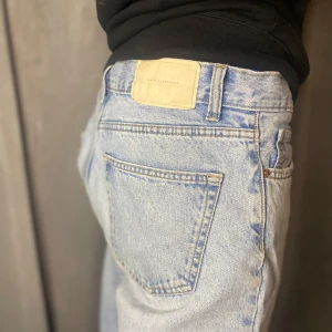 Ljusblå jeans från Zara - Säljer ett par ljusblå jeans från Zara. De har en klassisk femficksdesign med en straight passform. 