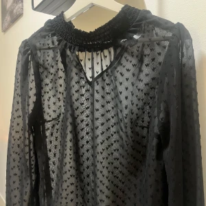 Blus - Svart - En söt genomskinlig blus med hjärtliknande detaljer från H&M i storlek 32/xxs. Säljer då den ej passar mig.