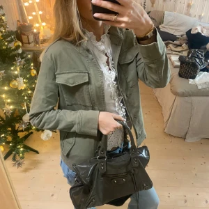 Grön jacka - SUPER SNYGG!! 💕💕i jätte bra kvalitet från neo noir