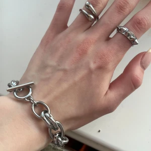 Edblad silver armband/ silver bracelet chain kedja chunky - Edblad armband, aldrig använd och skickas tillsammans med lådan den kom med. Bevis att den är från Edblad ser man på sista bilden med stämpeln. Armbandet säljs tyvärr inte längre men köpte den för 499kr. Materialet är Stainless steel så den rostar inte. Inga defekter och dm för mer information, mått osv!🥰