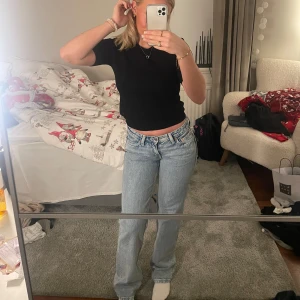 Jeans - Säljer mina jätte snygga weekday jeans då de är för små. Har endast använt dem 1 gång och därför har de ett super bra skick. 