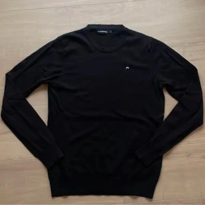 J.Lindeberg stickad - Tjena! Säljer nu denna as feta j.lindeberg stickad tröja. Passar till ett par schyssta jeans. Inga defekter ingenting. Pris kan diskuteras 