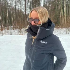 Svart buff - Säljer en supermjuk och bekväm halsduk som finns i flera färger: ljusblå, grå, turkos, svart och ljusrosa. Perfekt för att hålla dig varm under kyliga dagar. Den är enkel att matcha med olika outfits och ger en stilren look. De är handsydda och perfekta inför skidsäsongen💕