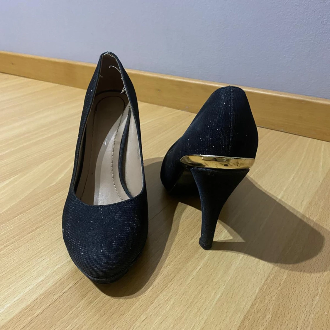 Svarta glittriga pumps med gulddetalj