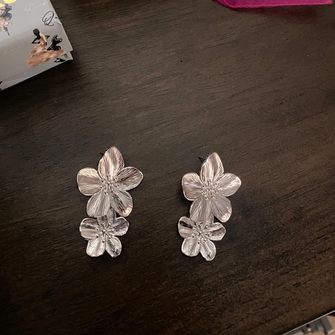 Silverfärgade blommiga örhängen