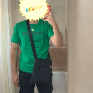 Svart axelväska - Snygg svart axelväska med justerbar rem. Perfekt för att bära med sig det nödvändigaste på ett stilrent sätt. Calvin Klein både väskan och T-shirt 300 kr för väskan och 300 kr för T-shirt storlek L