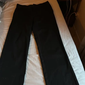 Svarta byxor från Dickies - Säljer ett par klassiska svarta Dickies 874 Original Fit byxor. De har en rak passform och är perfekta för en stilren look. Byxorna har en dragkedja och knapp framtill.