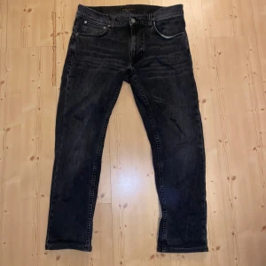 Nudie jeans - Ett par nudie jeans model i modellen ”Lean Dean” säljer pågrund av att dem är lite för korta för mig som är 180cm lång. Skicket är väldigt bra eftersom att dom inte blivit så använda eftersom dom är för korta. Priset ej hugget i sten.