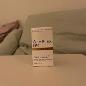 Olaplex No.7 Bonding Oil - Olaplex No.7 Bonding Oil är en lätt hårolja som stärker och reparerar alla hårtyper. Den ger glans och skyddar håret mot värme upp till 230°C. Perfekt för att reducera friss och förbättra hårets struktur.