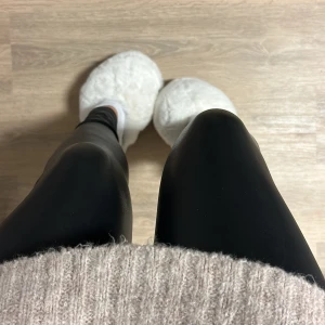 Svarta fakeskinn-leggings - Snygga svarta leggings i syntetmaterial ”skinn”💕