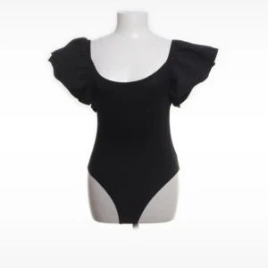 Svart volangbody - Jätte fin volangbody från Zara💖💖💖💗💗 passar perfekt till fest