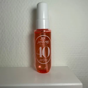 HELT NY Mini Sol de Janeiro Cheirosa 40 - HET OANDVÄND mini sol de janeiro body mistz En härlig doft från Sol de Janeiro, Cheirosa 40, i en stilren flaska med vit spraykork. Flaskan är genomskinlig med en orange toning som ger en fräsch känsla.