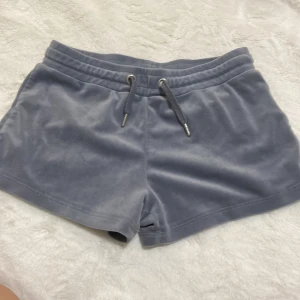 Grå shorts från Gina Tricot - Mysiga grå shorts från Gina Tricot i mjukt material med resår och snörning i midjan. Perfekta för en avslappnad stil.