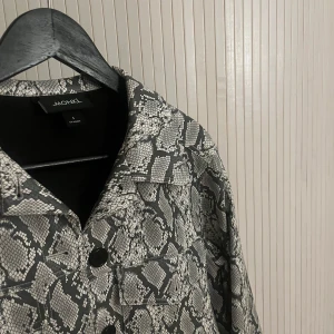  Skinnjacka från Monki  - Snygg croppad ormmönstrad skinnjacka från Mokk i svart och grått 🐍 använd ett fåtal gånger men varit riktigt uppskattad för att piffa en vanlig svart outfit ⚡️ pris kan diskuteras vid snabb affär ! 