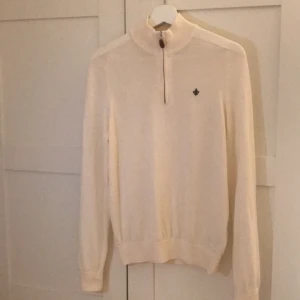 Vit half zip Morris tröja - Säljer en stilren vit tröja från Morris i 100% merinoull. Tröjan har en halv dragkedja och en liten broderad logotyp på bröstet.  Använt den Max 5 gånger helt nytt skick. Pris går att diskutera i snabb affär