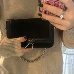 Zadig Väska - Säljer denna Zadig väska som inte säljs längre. Sjukt snygg att hålla i som en clutch eller ha med axelband! Har både dust bag och axelband, den är änvänd fåtal gånger.  Original pris 4500kr❤️ Kan tänka mig att sänka pris! Fråga gärna frågor- har mer bilder om man vill ha! 