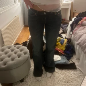 Mörkblå bootcut jeans - skit snygga jeans från weekday i storlek W28 L32, kan motsvaras storlek 36 då jag brukar ha de. Nypris 590