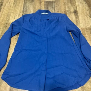 Blus från Carin wester - En jättefin blus från carin wester i jättefin skick. Den är i ett jättefint material. Priset går att diskuteras