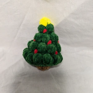 Grön julgransformad pop it - En unik pop it som en julgran med röda detaljer. Toppen pryds av en gul stjärna. Perfekt för att sprida julstämning!