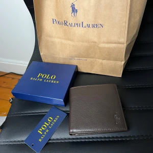 Ralph Lauren plånbok(ny med tags) - Tjena säljer denna helt nya plånboken ifrån det populära märket Ralph lauren. Den är givetvis äkta och allt ingår. Nypris 1100 mitt pris 499🤯 Vid frågor eller funderingar så är det bara o skriva!