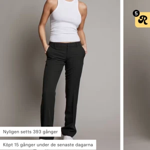 Svarta kostymbyxor - Säljer mina lågmidjade kostymbyxor från bok bok i modellen Vera, kontakta mig för egna bilder☺️