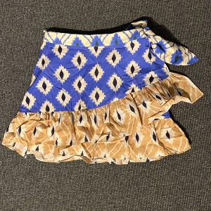  kjol från Zara - Snygg kortkjol från Zara med ett väldigt fint mönster i blått och beige. Kjolen har volangdetaljer och ett omlottband i midjan. Originalpris 300kr🥰💛🫶🏼