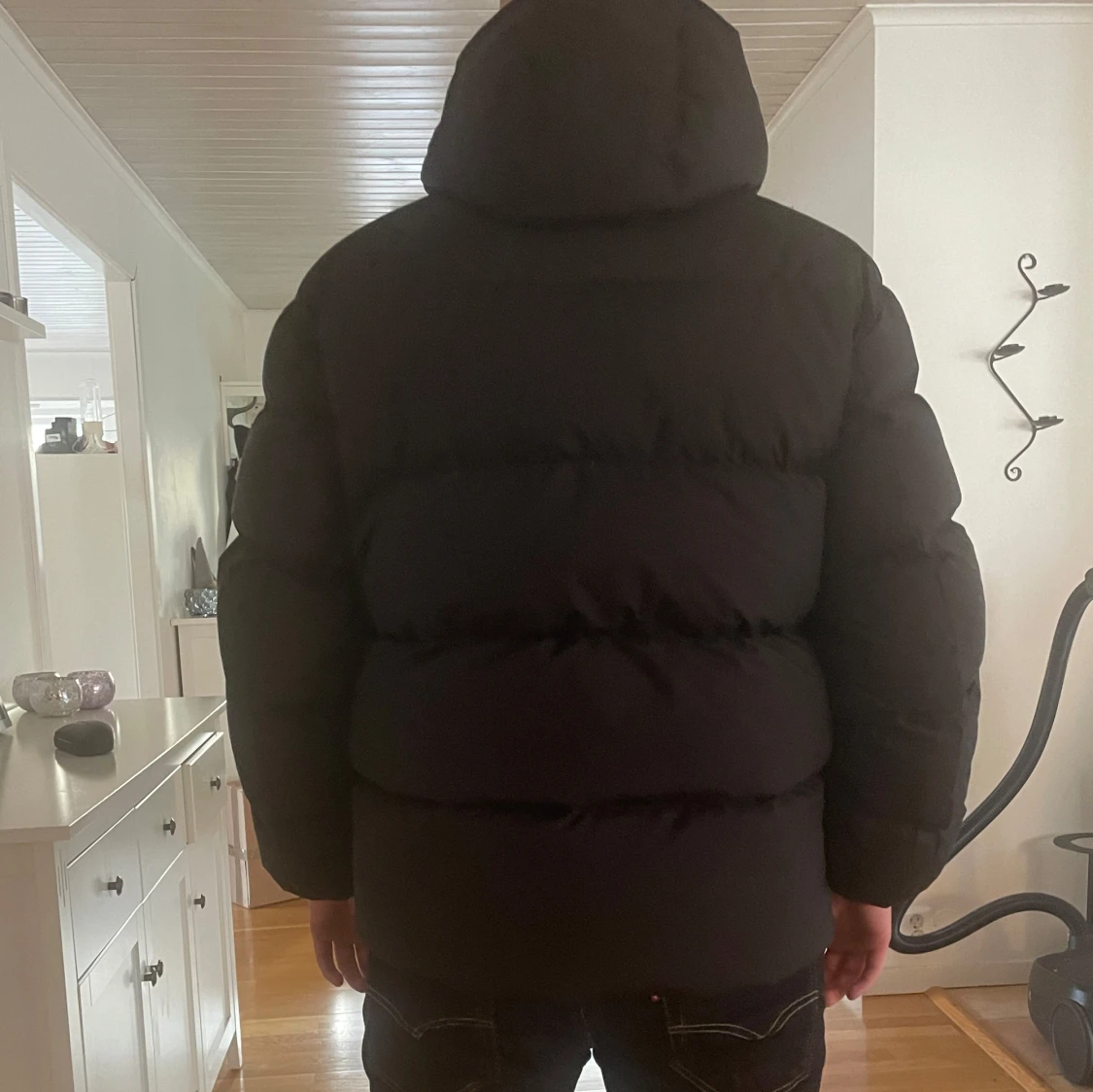 Svart pufferjacka, strl M från Tommy Hilfiger - 90